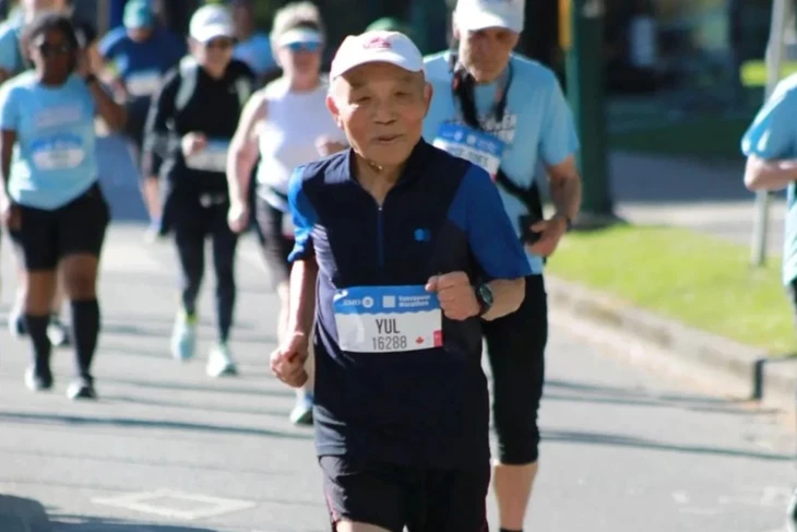 Cụ ông 90 tuổi hoàn thành giải chạy 21km, mong 'đến 100 tuổi' vẫn được chạy  - Ảnh 1.