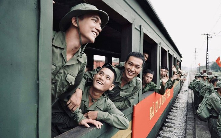 Thanh Lam hát Màu hoa đỏ của bố, Hòa Minzy hát Nỗi đau giữa hòa bình tưởng nhớ Một thời hoa lửa - Ảnh 12.