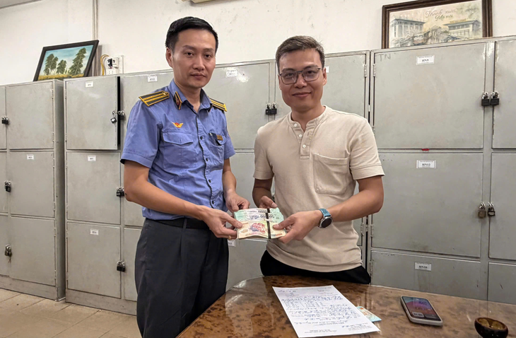 Tiếp viên đường sắt trả lại gần 123 triệu cho hành khách bỏ quên - Ảnh 1.