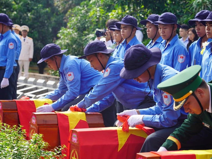 đẩy mạnh tìm kiếm, quy tập và xác định danh tính hài cốt liệt sĩ - Ảnh 1.