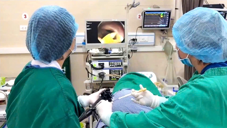 Đầy hơi, sụt cân kéo dài, phát hiện sán dây dài 1,2 mét trong ruột - Ảnh 2.