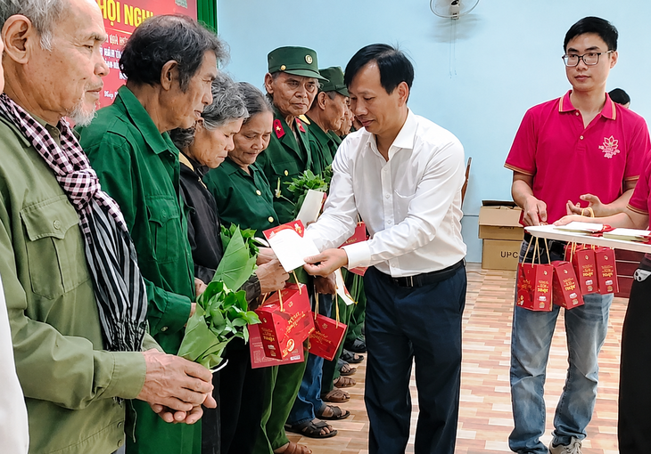Trao 18.550 cây sâm Ngọc Linh tri ân người có công - Ảnh 1.