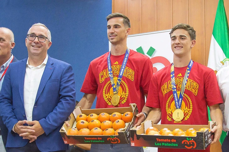 Vô địch World Cup, hai tuyển thủ Tây Ban Nha được tặng… cà chua - Ảnh 1.