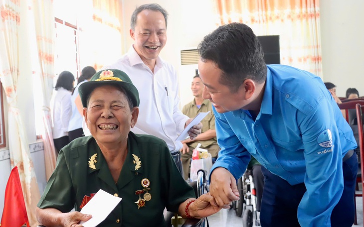  Nhiều bệnh viện TP.HCM chung tay chăm sóc sức khỏe người có công  - Ảnh 1.