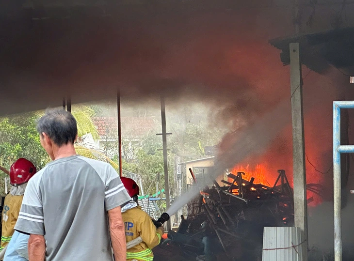 Tiệm phế liệu bốc cháy, hàng xóm đập cửa cứu người đàn ông bị tai biến - Ảnh 1.