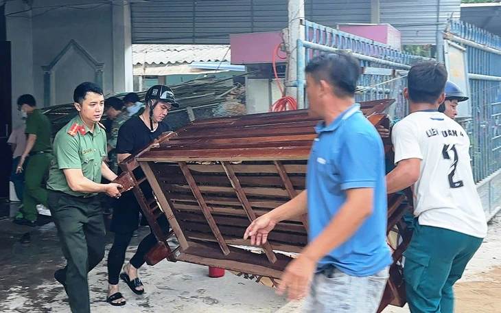 Tiệm phế liệu bốc cháy, hàng xóm đập cửa cứu người đàn ông bị tai biến - Ảnh 3.