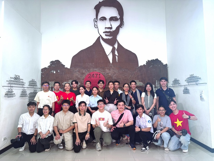 Lưu học sinh Việt thăm lại những địa chỉ lưu dấu hoạt động của Chủ tịch Hồ Chí Minh trên đất Thái - Ảnh 1.