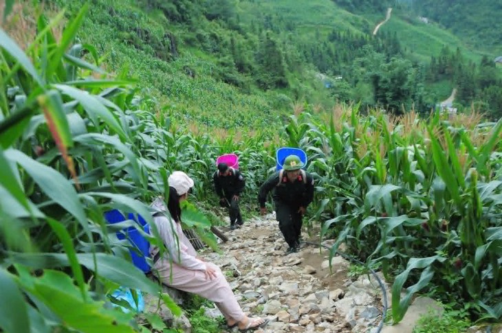 Cảnh sát cơ động cùng người dân mở 'con đường đoàn kết' lên các cột mốc biên giới - Ảnh 1.