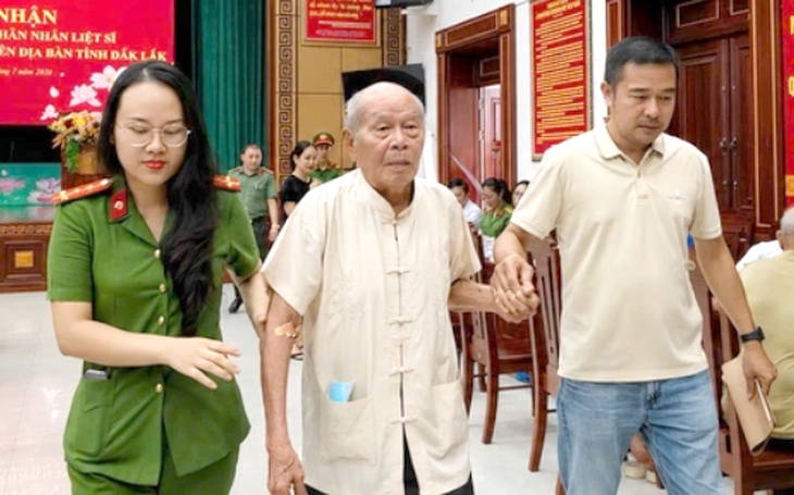Người Lào chỉ nơi nghi có mộ tập thể liệt sĩ Việt, biên phòng Quảng Trị lên phương án khảo sát - Ảnh 2.