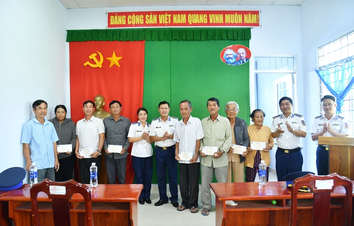 Cảnh sát biển 4 dâng hoa, tri ân các anh hùng hy sinh trên biển - Ảnh 2.