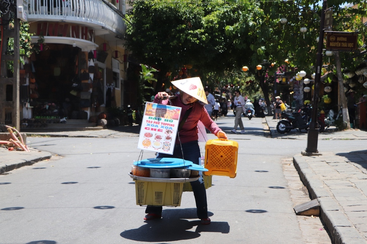 Gặp chị bán chè ở Hội An 'bắn' 5 thứ tiếng gây sốt mạng xã hội - Ảnh 2.