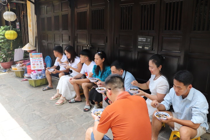 Gặp chị bán chè ở Hội An 'bắn' 5 thứ tiếng gây sốt mạng xã hội - Ảnh 6.