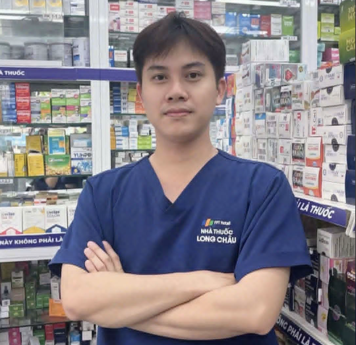 Bà bế cháu sốt cao co giật vào tiệm thuốc cầu cứu, được nam dược sĩ đưa đi cấp cứu kịp thời - Ảnh 2.