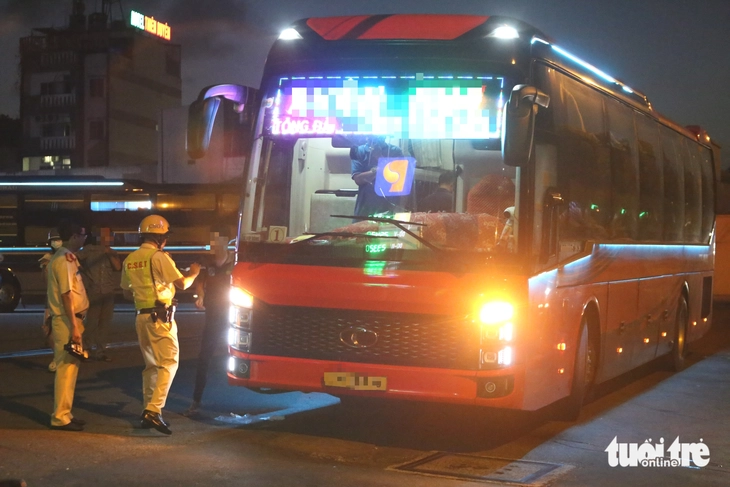 Nhiều tài xế xe khách 'đối phó' bằng cách không quẹt thẻ giám sát hành trình, tiềm ẩn nguy cơ tai nạn - Ảnh 4.