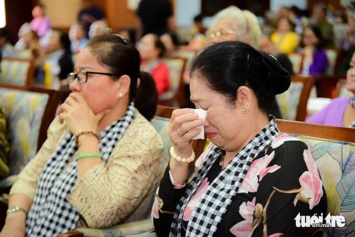 Những bức ảnh liệt sĩ ố màu thời gian sống lại, 'vui sao nước mắt lại trào' sau nhiều năm hoà bình - Ảnh 4.