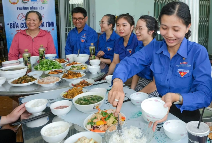 'Bữa cơm tri ân' để người trẻ hiểu hơn đạo lý 'Uống nước nhớ nguồn' nhân dịp 79 năm Ngày Thương binh – Liệt sĩ - Ảnh 1.