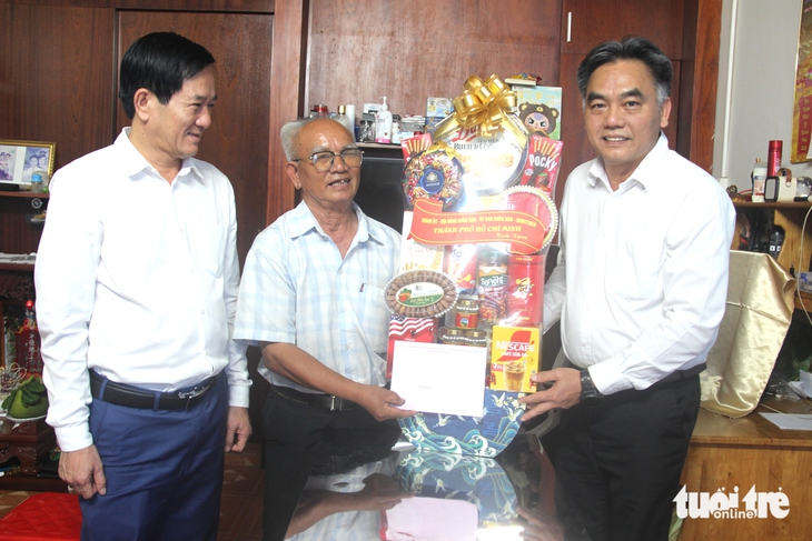 Phó chủ tịch thường trực UBND TP.HCM Nguyễn Lộc Hà thăm thương binh tại Dĩ An, An Phú - Ảnh 1.