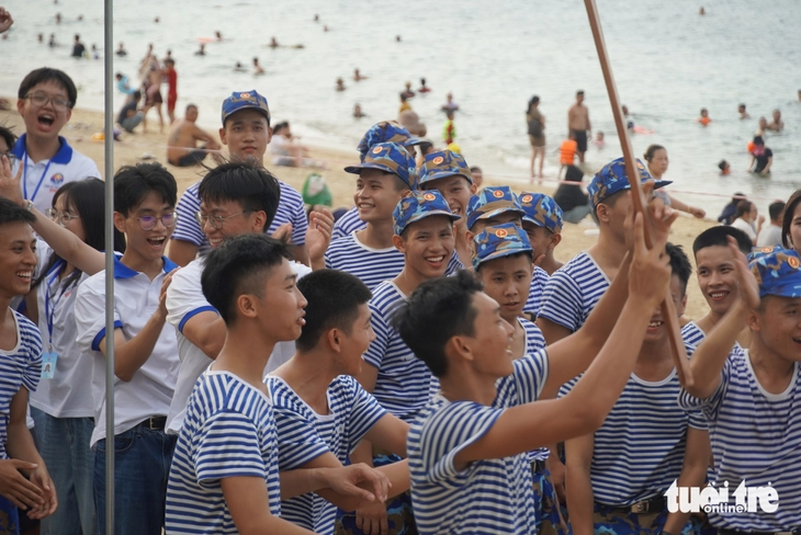 Kiều bào trẻ giao lưu với chiến sĩ, học viên Học viện Hải quân tại Nha Trang - Ảnh 10.