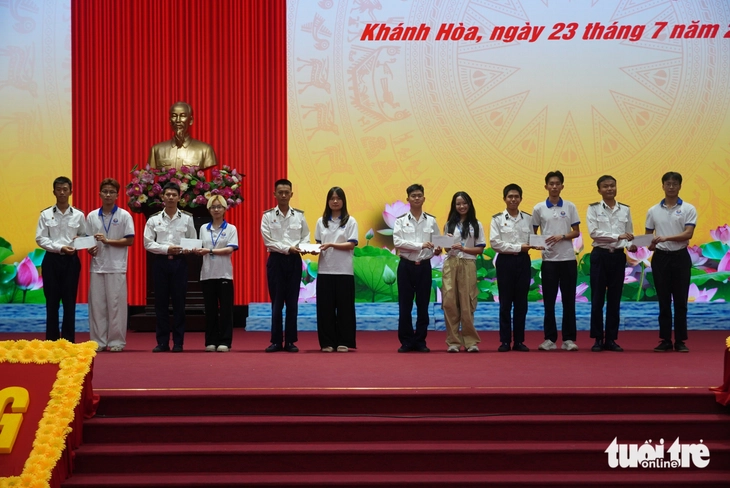 Kiều bào trẻ giao lưu với chiến sĩ, học viên Học viện Hải quân tại Nha Trang - Ảnh 15.