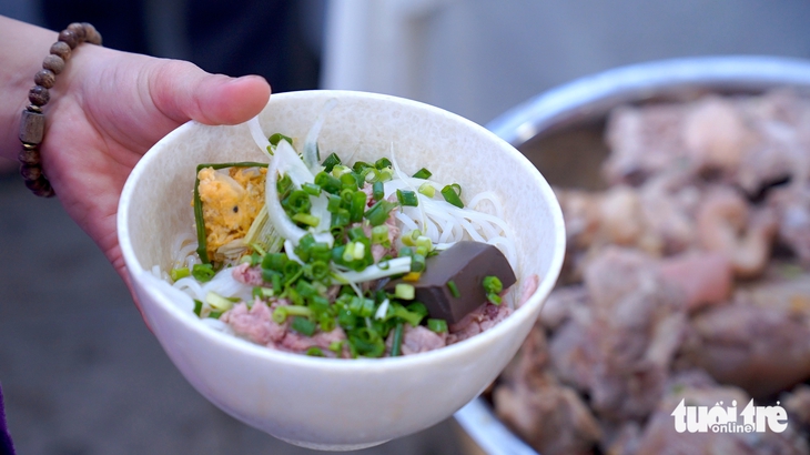 Huế khai hội bún bò bên sông Hương - Ảnh 1.