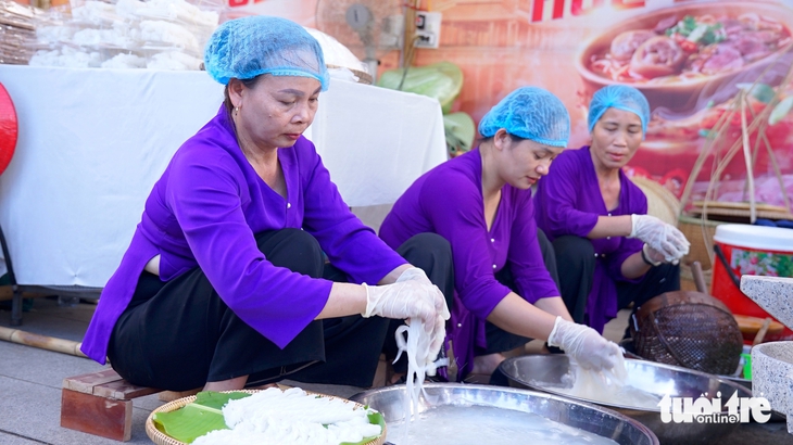 Huế khai hội bún bò bên sông Hương - Ảnh 2.