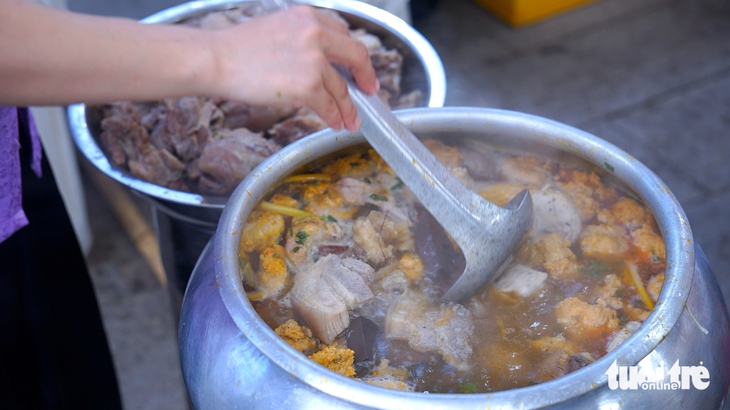 Huế khai hội bún bò bên sông Hương - Ảnh 3.