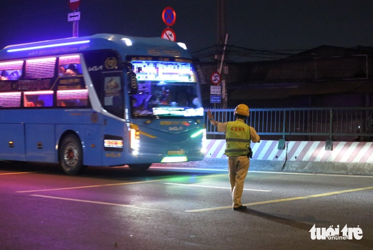 Xe khách giường nằm không có búa thoát hiểm, tài xế và phụ xe loay hoay tìm bất thành - Ảnh 2.