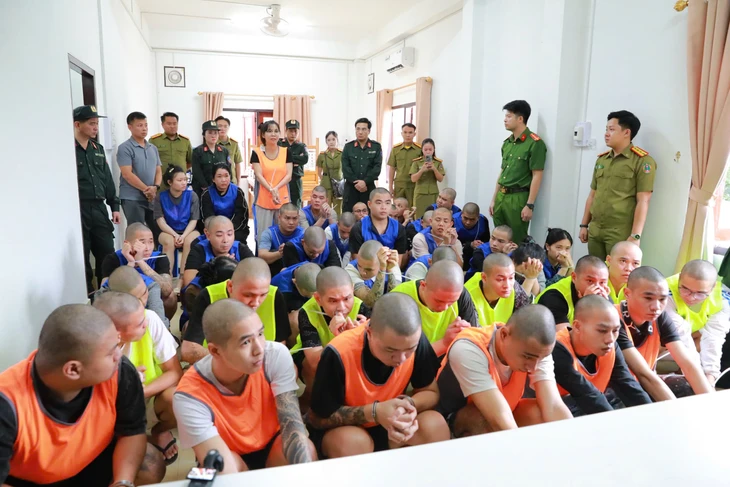 Công an sang Lào đột kích ổ lừa đảo qua mạng, bắt 40 người Việt - Ảnh 1.