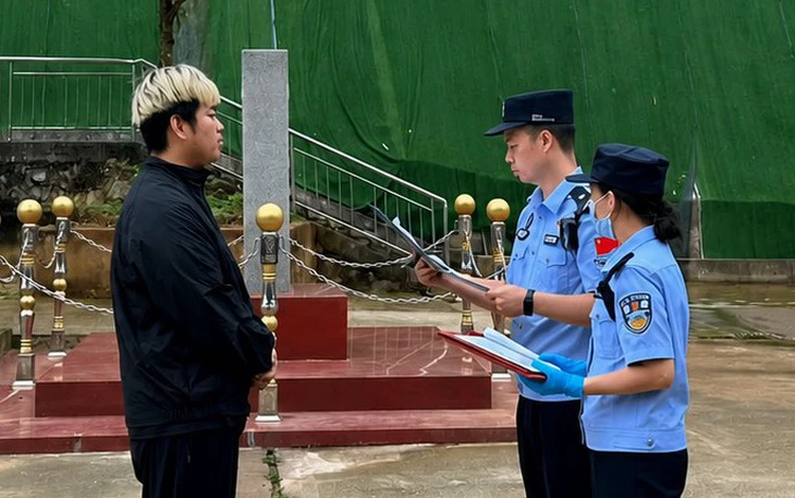 Phát hiện 6 người nước ngoài quá hạn tạm trú trên 1 năm ở Nha Trang - Ảnh 2.