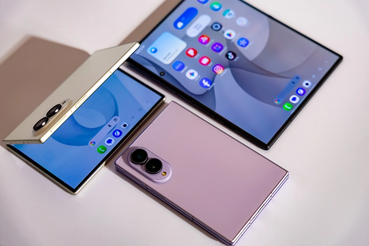 Samsung vừa ra mắt Galaxy Z series, nhà bán lẻ Việt đua mời đặt trước - Ảnh 2.