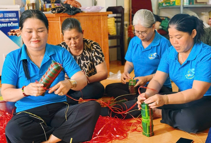 Hội phụ nữ và bộ đội gói bánh tét tặng gia đình chính sách biên giới Đồng Tháp - Ảnh 2.
