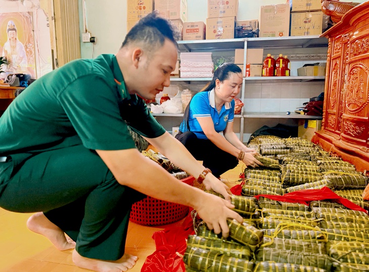 Hội phụ nữ và bộ đội gói bánh tét tặng gia đình chính sách biên giới Đồng Tháp - Ảnh 5.