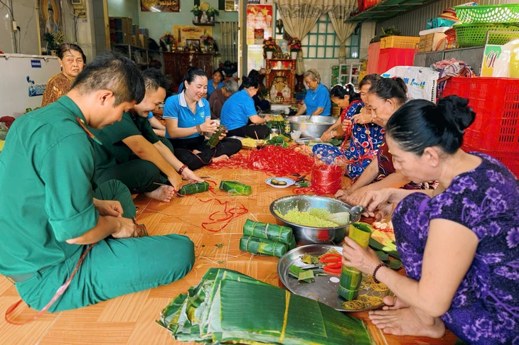 Hội phụ nữ và bộ đội gói bánh tét tặng gia đình chính sách biên giới Đồng Tháp - Ảnh 1.