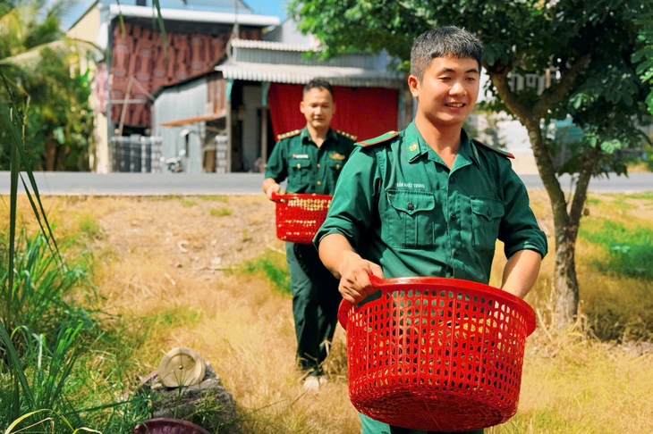 Hội phụ nữ và bộ đội gói bánh tét tặng gia đình chính sách biên giới Đồng Tháp - Ảnh 3.
