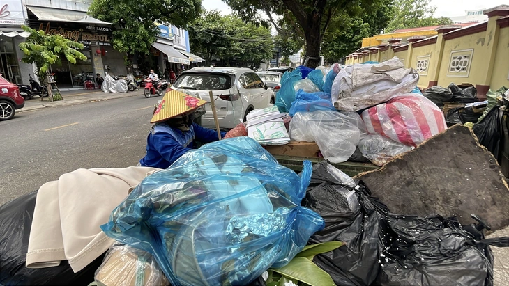 Dân Đà Nẵng bức xúc vì rác chậm thu gom, công ty môi trường đô thị nói gì? - Ảnh 1.