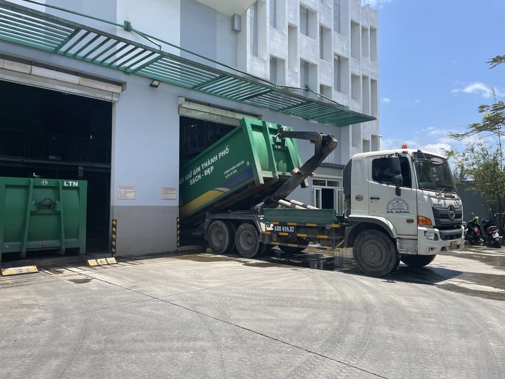 Dân Đà Nẵng bức xúc vì rác chậm thu gom, công ty môi trường đô thị nói gì? - Ảnh 3.
