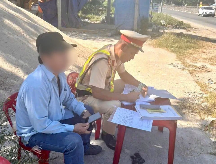 Không nhường đường cho xe ưu tiên, ba tài xế bị phạt 21 triệu đồng - Ảnh 1.