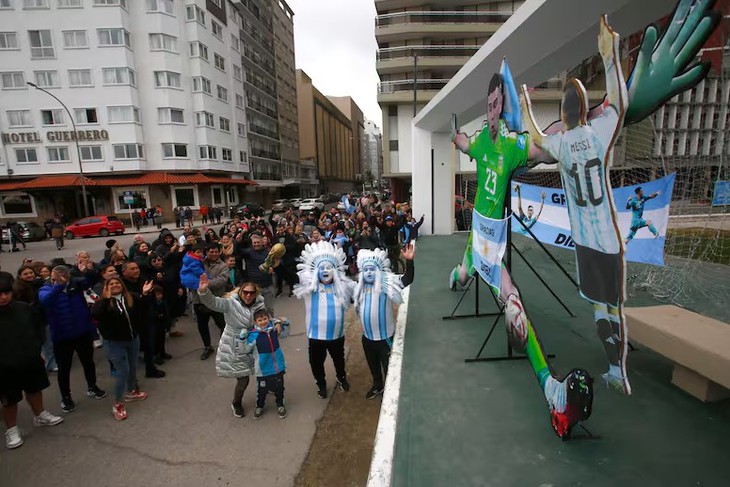 CĐV Argentina xuống đường ‘níu’ thủ môn Martinez ở lại đội tuyển - Ảnh 1.