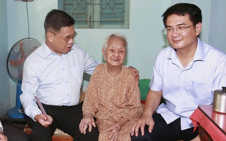 Nhựa hóa hẻm vào nhà Mẹ Việt Nam anh hùng Nguyễn Thị Bún: Dấu ấn tình đoàn kết quân - dân - Ảnh 3.