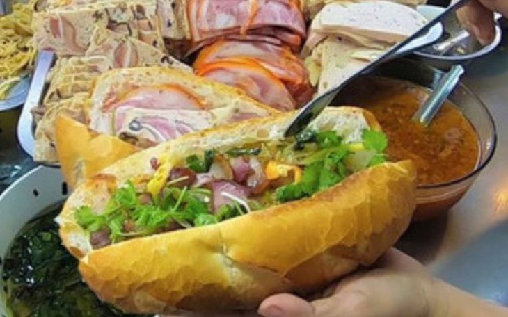 Từ bữa ăn gia đình đến hàng quán, nỗi lo thực phẩm bẩn vẫn thường trực khiến người dân rơi vào tâm lý "ăn gì cũng sợ".  - Ảnh 1.