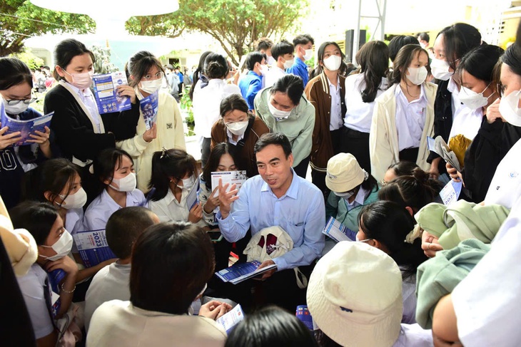 Học đại học vì sĩ diện của cha mẹ, vì đua bằng chị bằng em? - Ảnh 1.