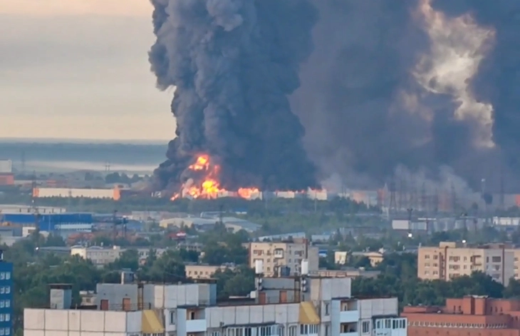 Ukraine tấn công thành phố Nga cách hơn 1.000 km, 32 người thương vong - Ảnh 1.