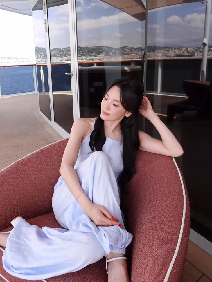 44 tuổi, Song Hye Kyo trẻ trung nhờ quần ống rộng: 5 cách phối đồ, bí quyết thứ ba như trở lại thời sinh viên - Ảnh 3.