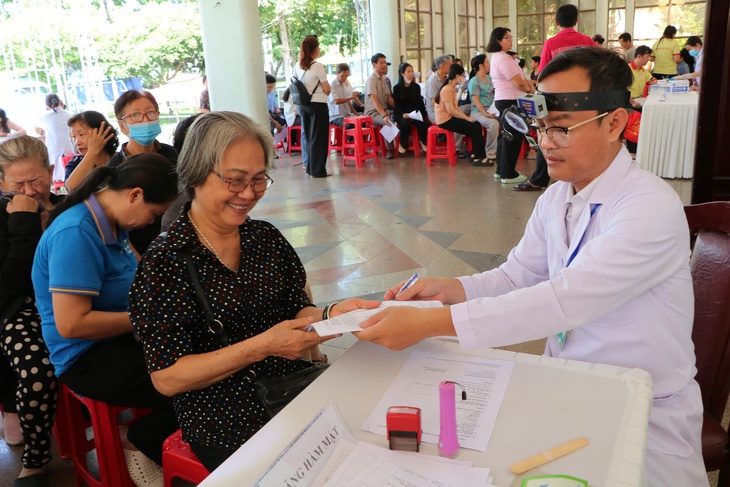  Đưa khám sức khỏe định kỳ đến tận nhà người cao tuổi, người khuyết tật - Ảnh 1.