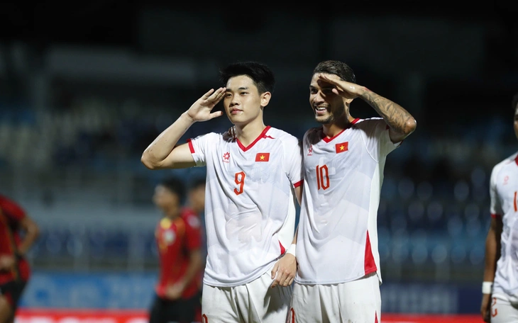 Video: Đình Bắc lập hat-trick trong lần đầu tham dự ASEAN Cup - Ảnh 1.
