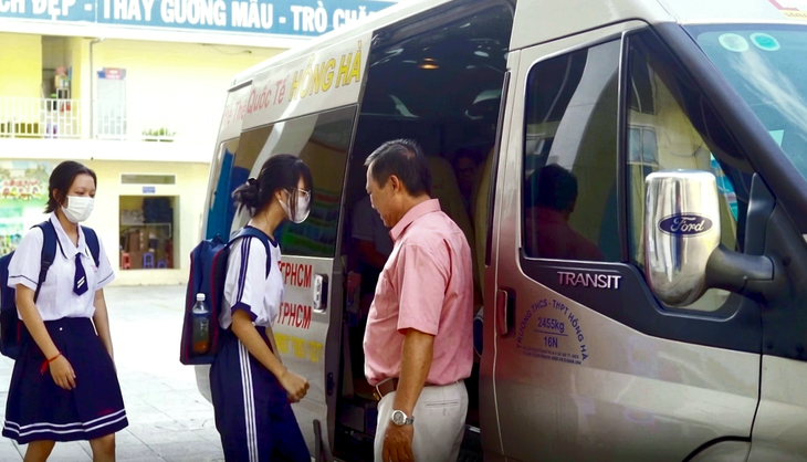 Thí điểm đưa đón học sinh bằng xe buýt điện - Ảnh 1.
