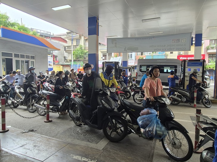  Khan hàng xăng dầu cục bộ, không loại trừ bán cầm chừng chờ tăng giá - Ảnh 1.
