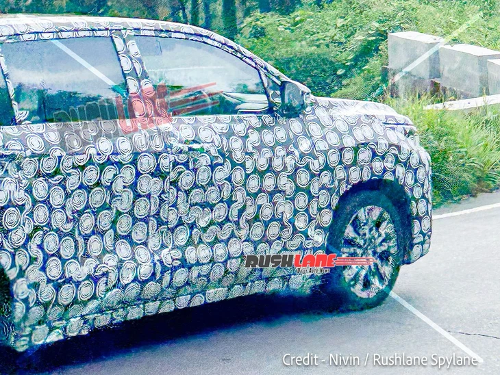Toyota Innova Cross mới lộ rõ đầu xe giống Hilux thế hệ mới, nâng cấp ADAS - Ảnh 4.