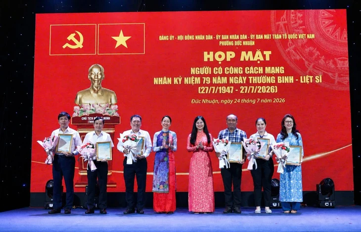 Phường Đức Nhuận tri ân anh hùng liệt sĩ, thương bệnh binh dịp 79 năm Ngày Thương binh - Liệt sĩ - Ảnh 1.