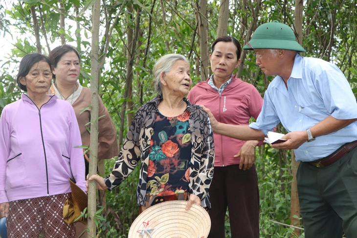 Theo chân người lính già đi tìm đồng đội giữa cái nắng bỏng rát - Ảnh 1.